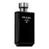 Czarny flakon perfum z metalicznym korkiem, na którym widnieje napis "PRADA MILANO" oraz logo. Boki flakonu mają teksturowaną powierzchnię.