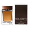 Butelka perfum o bursztynowym płynie z brązowym korkiem, obok ciemnego pudełka z napisem "DOLCE & GABBANA the one FOR MEN EAU DE TOILETTE NATURAL SPRAY VAPORISATEUR 100ml e 3.3 FL.OZ.".