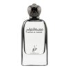 Przedstawiono flakon perfum o nazwie "Musk Al Sabah" z logo "Khadlaj" na przezroczystej butelce z ciemnym korkiem. Na butelce widnieje napis w języku arabskim oraz angielskim.