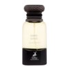 Butelka perfum o pojemności 80 ml z napisem "DARK AOUD EAU DE PARFUM" na przezroczystej części, z ciemną podstawą, na której widnieje logo przedstawiające jelenia oraz napis "MAISON ALHAMBRA". Korek butelki ma wzór w ciemnym kolorze.