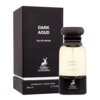 Czarne opakowanie z białym napisem "DARK AOUD EAU DE PARFUM" oraz logo przedstawiającym jelenia i napis "MAISON ALHAMBRA". Obok stoi flakon perfum z ciemnym korkiem, na którym również widnieje napis "DARK AOUD EAU DE PARFUM" oraz logo z jeleniem.