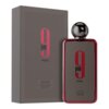 Na zdjęciu widoczna jest butelka perfum oraz pudełko z napisem "9 PM Rebel" i "AFNAN eau de parfum vaporisateur 100 ml 3.4 fl. oz.". Butelka ma ciemny kolor z czerwonymi akcentami i kulistym korkiem.