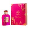 Na zdjęciu widoczna jest różowa butelka perfum z ozdobnym korkiem i frędzlami, obok której znajduje się różowe pudełko z napisem "RUA Radiant Roses" oraz "Paris Corner". Pudełko ozdobione jest złotymi wzorami kwiatowymi.