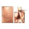 Na zdjęciu widoczny jest flakon perfum oraz pudełko w kolorze miedzianym z napisem "La vie est belle L'EXTRAIT L'EXTRAIT DE PARFUM" oraz "LANCÔME PARIS". Na dole pudełka znajdują się informacje "e 50 ml" oraz "1.7 FL.OZ", a flakon ma ozdobny korek i dekorację.