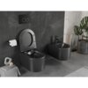 Na zdjęciu znajduje się czarna matowa miska WC typu Rimless oraz bidet, zamontowane na tle ciemnej, marmurowej ściany. Obok miski WC wisi uchwyt z papierem toaletowym, a na podłodze stoi dekoracyjna rzeźba i roślina w doniczce.