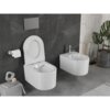 Na zdjęciu znajduje się biała, połyskująca miska WC typu rimless z deską wolnoopadającą slim, obok której widać bidet, a w tle ciemnoszare płytki ścienne oraz roślinę w doniczce. Na ścianie zamontowany jest uchwyt na papier toaletowy oraz przycisk spłukujący.