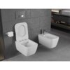 Na zdjęciu znajduje się biała, połyskująca miska WC typu rimless oraz bidet zamontowane na ścianie z ciemnoszarych płytek. Obok miski WC znajduje się uchwyt na papier toaletowy, a nad nią przycisk spłukujący.