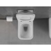 Na zdjęciu widoczna jest biała, połyskująca miska WC typu rimless z deską wolnoopadającą slim, zamontowana na tle szarej, kafelkowej ściany. Obok znajduje się uchwyt z rolką papieru toaletowego.
