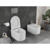 Na zdjęciu znajduje się biała, połyskująca miska WC typu rimless z deską wolnoopadającą oraz bidet, zamontowane na tle ciemnej, kamiennej ściany. Obok miski WC wisi uchwyt z rolką papieru toaletowego, a w tle widoczna jest roślina w doniczce.