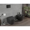 Na zdjęciu znajduje się nowoczesna łazienka z czarną, matową miską WC bez kołnierza i deską wolnoopadającą, obok której umieszczono bidet w tym samym stylu. Ściany są wyłożone szarymi płytkami, a na podłodze znajduje się drewnopodobna powierzchnia; w tle widoczna jest roślina oraz panel z przyciskami spłukującymi.