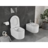 Na zdjęciu znajduje się biała, połyskująca miska WC typu rimless z deską wolnoopadającą oraz bidet, zamontowane na tle ciemnej, kamiennej ściany. Obok miski WC znajduje się uchwyt z papierem toaletowym, a w tle widoczna jest roślina w doniczce.