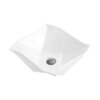 Biała, kwadratowa umywalka nablatowa o wymiarach 42 x 42 cm z zaokrąglonymi krawędziami i centralnie umieszczonym otworem odpływowym. Powierzchnia umywalki jest gładka i błyszcząca.