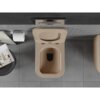 Na zdjęciu widoczna jest miska WC w kolorze cappuccino mat, z deską wolnoopadającą, zamontowana na tle ciemnej ściany z płytkami. Obok znajduje się uchwyt z rolką papieru toaletowego oraz stolik z otwartą książką.