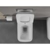 Na zdjęciu widoczna jest biała, połyskująca miska WC typu rimless z deską wolnoopadającą slim, zamontowana na tle szarej ściany z płytkami. Obok znajduje się uchwyt z rolką papieru toaletowego, a na desce widoczny jest napis "Mexen".