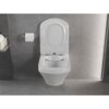 Na zdjęciu znajduje się biała, połyskująca miska WC typu rimless z deską wolnoopadającą slim, zamontowana na tle szarej, kafelkowej ściany. Obok miski znajduje się uchwyt z rolką papieru toaletowego oraz półka z koszykiem i butelką.