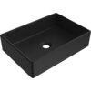 Czarna matowa umywalka nablatowa o prostokątnym kształcie z otworem na odpływ pośrodku. Na wewnętrznej ściance widoczne jest logo "MEXEN".