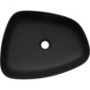 Czarna umywalka nablatowa o nieregularnym, zaokrąglonym kształcie z centralnym otworem odpływowym. Na krawędzi widoczny jest napis "MEXEN".