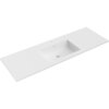 Biała matowa umywalka wpuszczana w blat o wymiarach 141 x 46,5 cm z otworem na baterię i odpływem. Produkt ma prostokątny kształt z gładką powierzchnią.