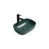 Ciemnozielona, matowa umywalka nablatowa o zaokrąglonych krawędziach, z czarną baterią zamontowaną z tyłu. Produkt ma gładką powierzchnię i centralnie umieszczony odpływ.