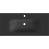 Czarna matowa umywalka wpuszczana w blat o wymiarach 101 x 46,5 cm z otworem na baterię i odpływ. W lewym górnym rogu widoczny jest napis "MEXEN".