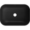 Czarna matowa umywalka nablatowa o prostokątnym kształcie z zaokrąglonymi rogami, z centralnym otworem odpływowym. Na górnej krawędzi widoczne jest logo "MEXEN".