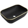 Czarna matowa umywalka nablatowa o prostokątnym kształcie z zaokrąglonymi rogami, posiada złoty rant i otwór odpływowy na dnie. Na wewnętrznej ściance widoczne jest logo "MEXEN".