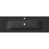 Czarna matowa umywalka wpuszczana w blat o prostokątnym kształcie z dwoma otworami, jednym na baterię i jednym na odpływ. Produkt ma gładką powierzchnię i minimalistyczny design.