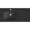 Czarna matowa umywalka wpuszczana w blat z jednym otworem na baterię i otworem odpływowym. W lewym górnym rogu widoczne jest logo "Mexen".