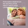 Na zdjęciu widoczny jest fragment poduszki elektrycznej w kolorze lawendowym oraz tekst: "PODUSZKA GRZEWCZA NA AKUMULATOR HEATY W KOLORZE LAVENDER LILAC" i "Jak uścisk". W tle znajduje się rozmyty obraz dwóch osób.