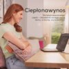 Na zdjęciu widoczna jest osoba siedząca przy stole z laptopem, trzymająca poduszkę elektryczną. Na zdjęciu znajduje się tekst: "Ciepłonawynos. Dla bezprzewodowego ciepła - niezależnie od tego, czy w domu, w biurze, czy w podróży."