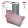 Na zdjęciu znajduje się poduszka elektryczna w kolorze lawendowym oraz jej opakowanie z widocznym logo "beurer" i napisem "Heaty BATTERY-OPERATED HEATING PAD AKKU-HEIZKISSEN". Obok poduszki widnieje oznaczenie wymiarów 45,00 cm x 45,00 cm oraz logo "German Engineering" z informacją o 3-letniej gwarancji.