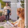 Na zdjęciu widoczna jest osoba siedząca z magazynem na kolanach, a w tle inna osoba trzymająca niebieski przedmiot. Na zdjęciu znajduje się tekst: "Ciepło na wynos. Dla bezprzewodowego ciepła - niezależnie od tego, czy w domu, w biurze, czy w podróży."