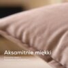 Zbliżenie na aksamitnie miękką poduszkę w kolorze taupe, z widocznym napisem: "Aksamitnie miękki. Przytulne ciepło z 3 poziomami temperatury."