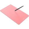 Różowy tablet graficzny z ośmioma okrągłymi przyciskami na górze i czarnym rysikiem umieszczonym na powierzchni. W prawym dolnym rogu widoczne jest logo "XP-PEN".