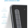 Fragment tabletu graficznego z widocznymi przyciskami i zaokrąglonym rogiem, obok którego znajdują się napisy: "pełna ochrona w 360°", "smukły profil 8,8mm", "dwustopniowy proces formowania", "gumowy materiał dla lepszej ochrony".