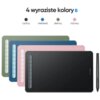 Na zdjęciu widoczne są cztery tablety graficzne w kolorach: czarnym, niebieskim, zielonym i różowym, ułożone jeden na drugim. Obok tabletów znajduje się rysik, a na górze zdjęcia widnieje napis "4 wyraziste kolory" z ikoną Bluetooth oraz nazwy kolorów.