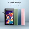 Na zdjęciu widoczny jest tablet graficzny z kolorowym ekranem, na którym znajduje się ilustracja przedstawiająca postać w dynamicznej pozie, oraz cztery różnokolorowe obudowy w tle. Nad tabletem umieszczony jest napis "4 żywe kolory", a na dolnej ramce tabletu widnieje logo "XP-PEN".