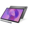 Na zdjęciu widoczny jest szary tablet z wyświetlaczem pokazującym godzinę 10:08 i datę "Fri, Feb 24", obok którego leży rysik z napisem "Lenovo". W tle znajduje się tył tabletu z widocznym aparatem.