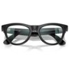 Czarne okulary z połyskiem, z widocznymi przezroczystymi soczewkami, na których znajduje się logo "Ray-Ban". Na wewnętrznej stronie zauszników widoczny jest tekst z oznaczeniami CE i UKCA oraz numerami seryjnymi.