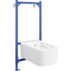 Na zdjęciu znajduje się biały bidet zamontowany na niebieskim stelażu podtynkowym. Bidet ma prosty, nowoczesny design z zaokrąglonymi krawędziami.