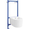 Na zdjęciu znajduje się biały bidet zamontowany na niebieskim stelażu podtynkowym. Bidet ma zaokrąglony kształt i widoczny otwór odpływowy.