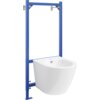 Na zdjęciu znajduje się biały bidet zamontowany na niebieskim stelażu podtynkowym. Bidet ma zaokrąglony kształt i widoczny otwór odpływowy.