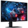 Na zdjęciu widoczny jest monitor z dynamiczną grafiką przedstawiającą futurystyczny pojazd w tunelu świetlnym. Monitor ma cienkie ramki i stoi na prostokątnej podstawie.