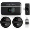 Na zdjęciu znajduje się zestaw mikrofonu MUSICMATE EchoVibe MM-110, w skład którego wchodzą dwa okrągłe nadajniki z napisem "MUSICMATE" i oznaczeniem "TX", prostokątne etui z wyświetlaczem pokazującym "100" oraz dwa adaptery.