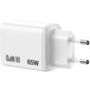 Biała ładowarka sieciowa z napisem "GaN III 65W" oraz dwoma metalowymi bolcami wtyczki. Produkt ma gładką powierzchnię i kompaktowy kształt.