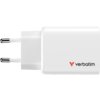 Biała ładowarka sieciowa z logo "verbatim" w kolorze czarnym i czerwonym, widoczna z boku z dwoma metalowymi bolcami. Produkt ma gładką powierzchnię i kompaktowy kształt.