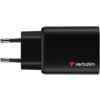 Czarna ładowarka sieciowa z dwoma metalowymi bolcami, na której widoczne jest logo "verbatim" w białym kolorze z czerwonym symbolem. Produkt ma prostokątny kształt i gładką powierzchnię.