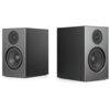 Dwa czarne głośniki o prostokątnym kształcie, każdy z widocznym głośnikiem niskotonowym i otworem wentylacyjnym na przednim panelu. Powierzchnia głośników jest gładka i matowa.