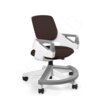 Ergonomiczny fotel dziecięcy z brązowym siedziskiem i oparciem, białą ramą oraz szarymi podłokietnikami i podstawą na kółkach. Na zdjęciu widoczne jest logo "MEDIA EXPERT".