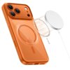 Pomarańczowe etui TECH-PROTECT MagPeak MagSafe CC do Apple iPhone 17 Pro Max z widocznym okrągłym wzorem MagSafe na tylnej części, obok którego znajduje się biały, okrągły magnetyczny ładowarka. Na etui widoczne są trzy otwory na aparaty oraz napis "Precision machined apertures".